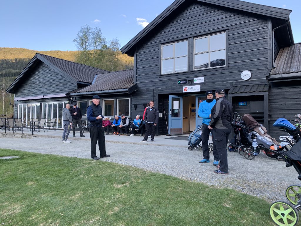 Åpnings turnering fullført, og frukost golfen er i gang!